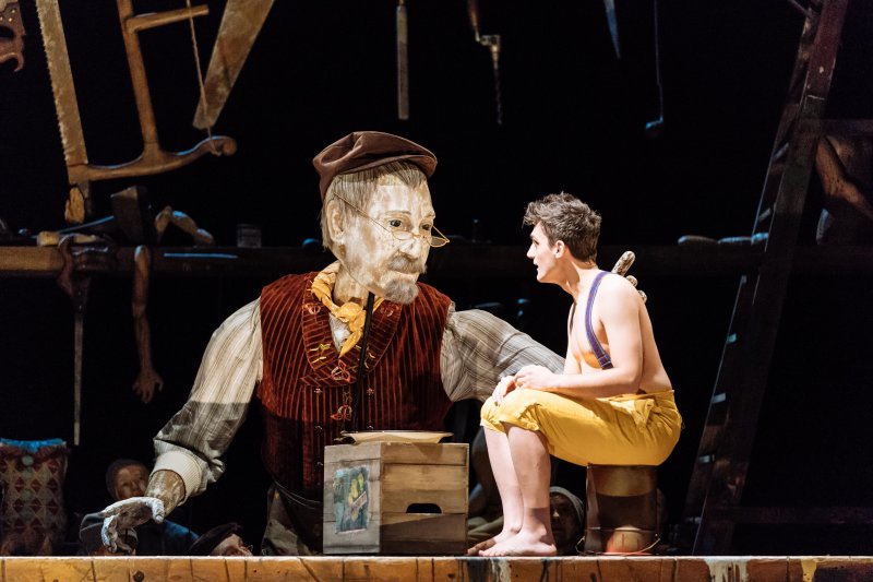 Geppetto (puppet), Joe Idris-Roberts(Pinocchio) relaxed performance